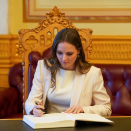 Prinsessen signerer Stortingets gjestebok. Foto: Simen Løvberg Sund, Det kongelige hoff